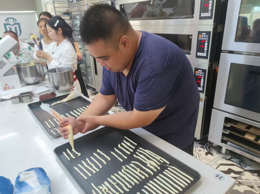 成华区残联开展残疾人烘焙梦想·助力就业技能培训